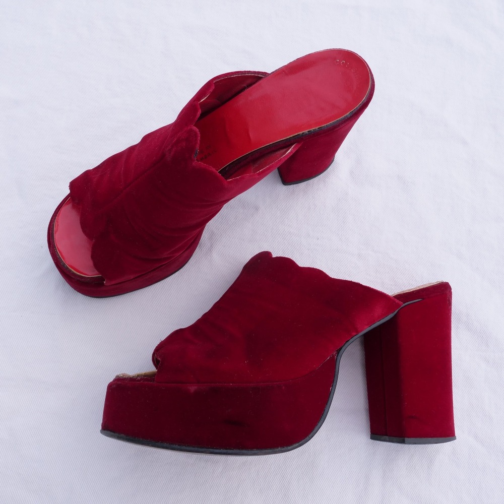 True vintage 1970s Montgomery Ward red velvet open toe platforms mules - Picture 3 of 9